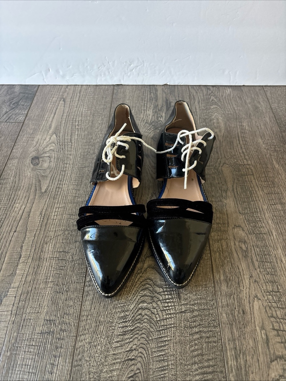 Tipe e tacchi Classic Black Patent Pointed Lace-Up Flats for Women